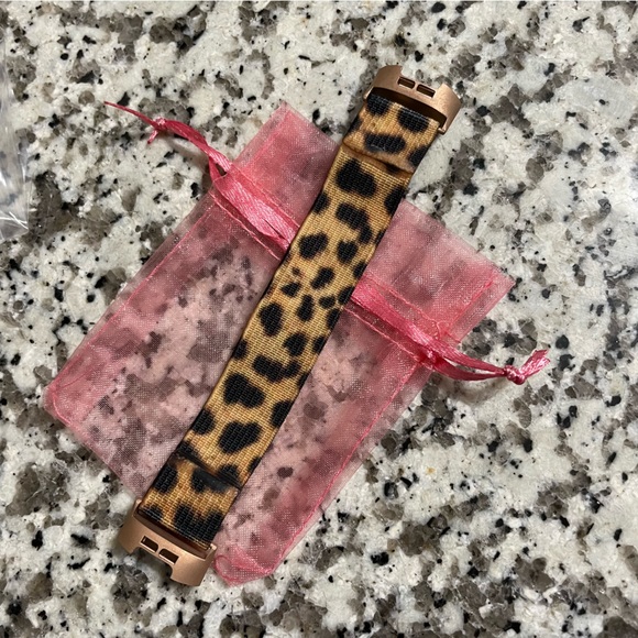 Fitbit Charge 3 Band Stretchable Elastic Replacement Strap in Leopard - Picture 5 of 8